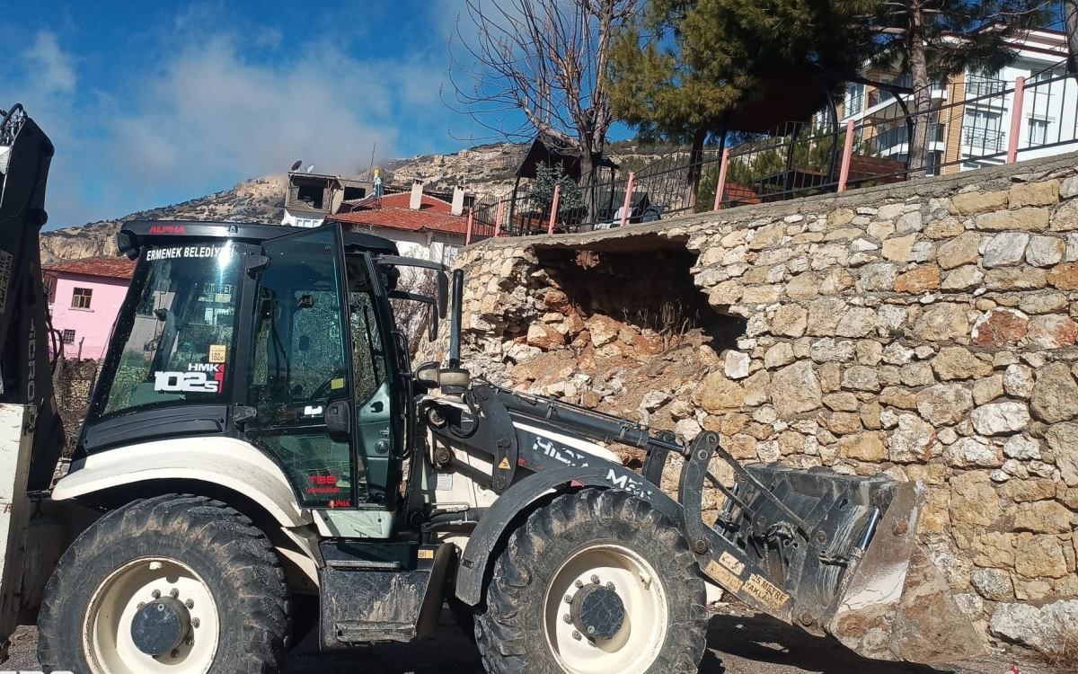 Ermenek’te Sağanak Sonrası Seyir Terasının İstinat Duvarı Çöktü