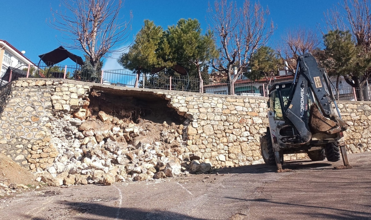 Ermenek’te Sağanak Sonrası Seyir Terasının İstinat Duvarı Çöktü