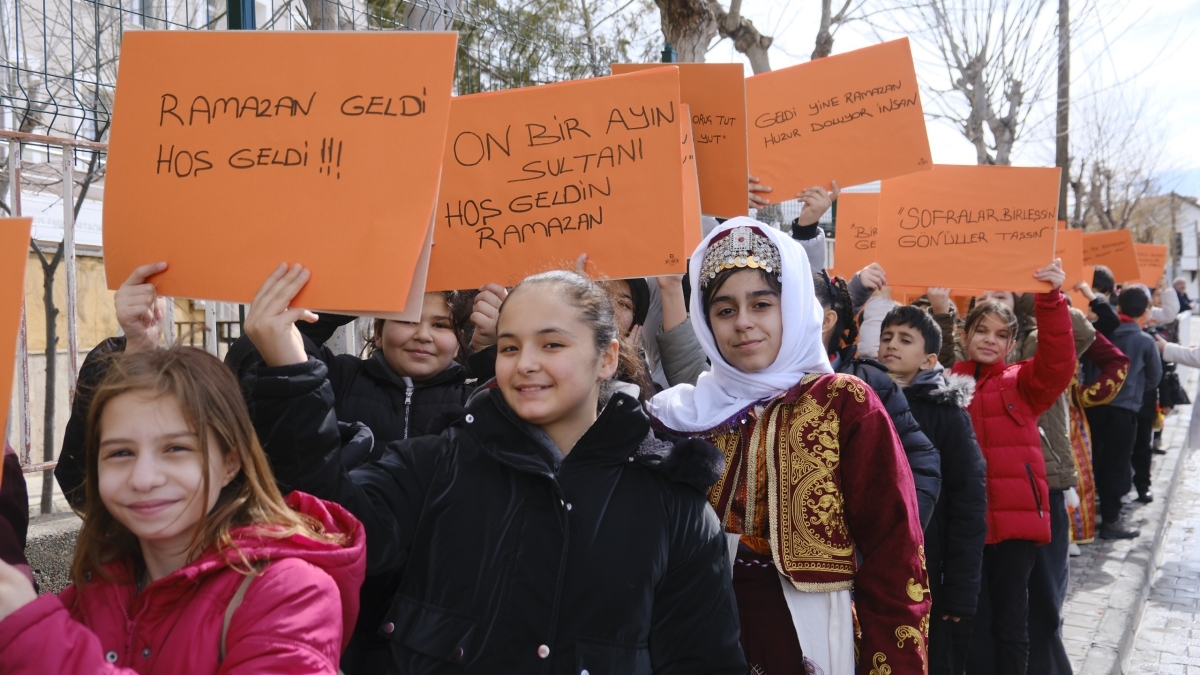 Karamanlı Öğrencilerden Ramazan’a Davullu Manili Karşılama