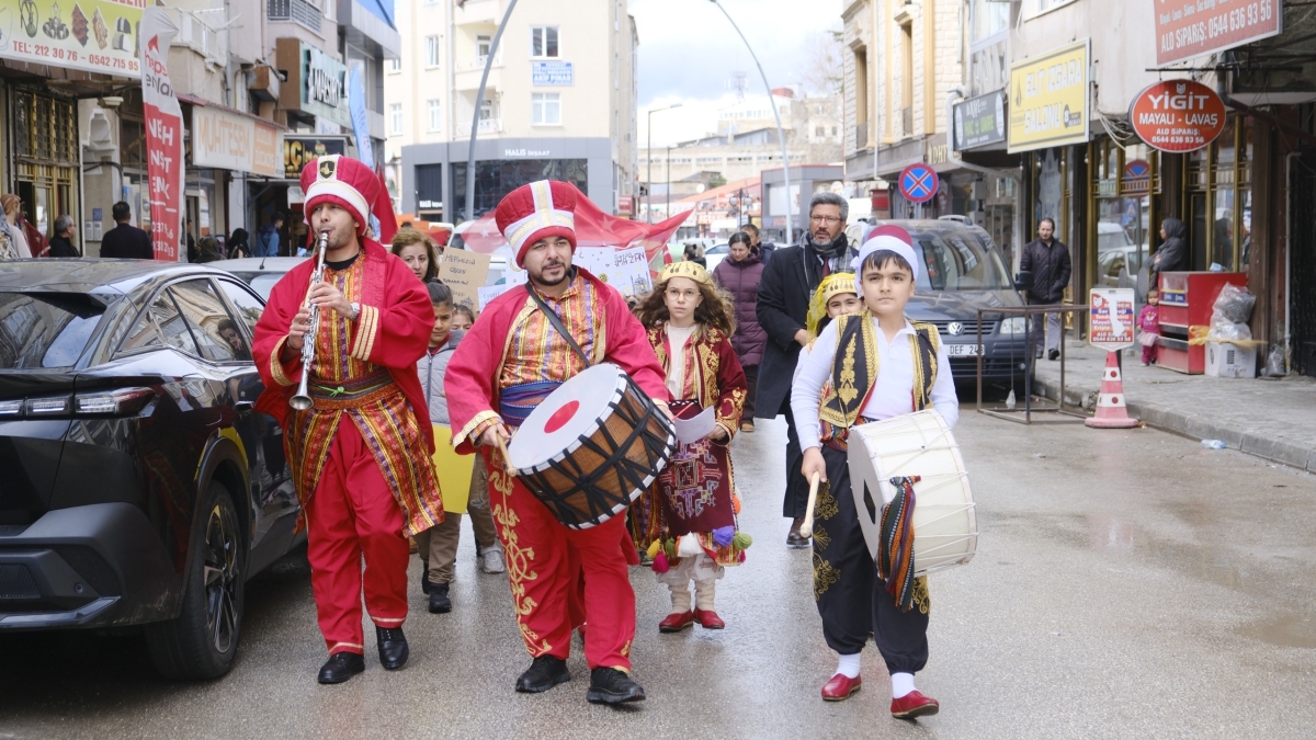 Karamanlı Öğrencilerden Ramazan’a Davullu Manili Karşılama