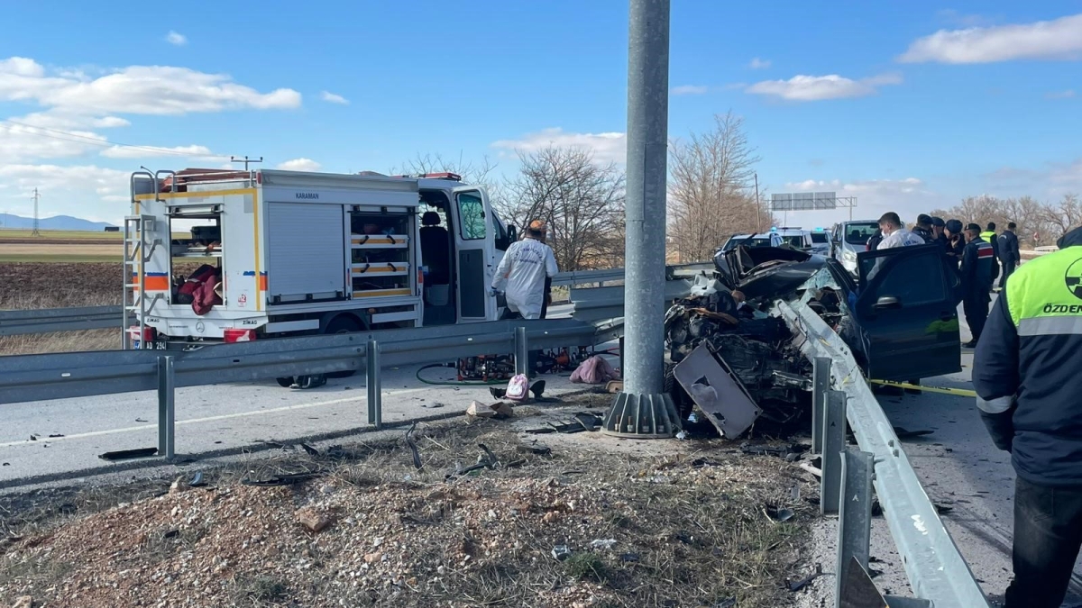 Karaman-Konya Yolunda Feci Kaza: Bariyerlere Saplanan Otomobilde Anne ve Baba Hayatını Kaybetti