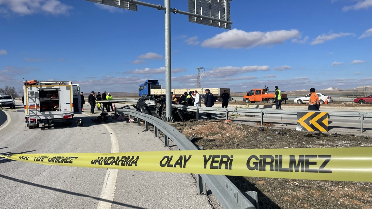 Karaman-Konya Yolunda Feci Kaza: Bariyerlere Saplanan Otomobilde Anne ve Baba Hayatını Kaybetti