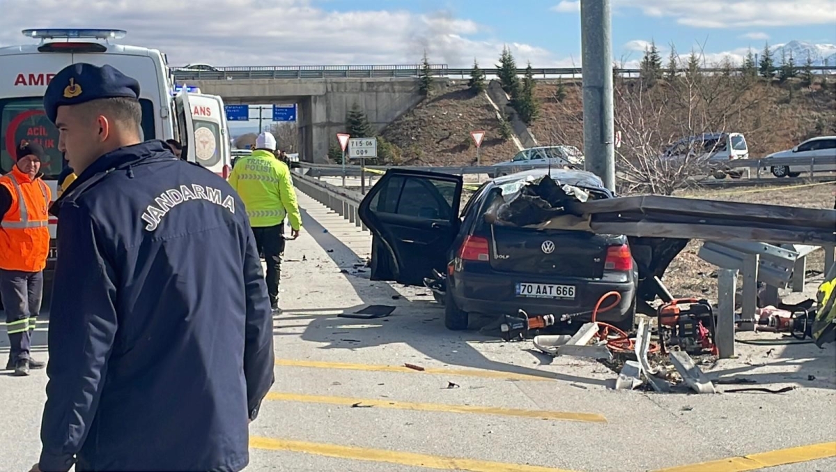Karaman-Konya Yolunda Feci Kaza: Bariyerlere Saplanan Otomobilde Anne ve Baba Hayatını Kaybetti