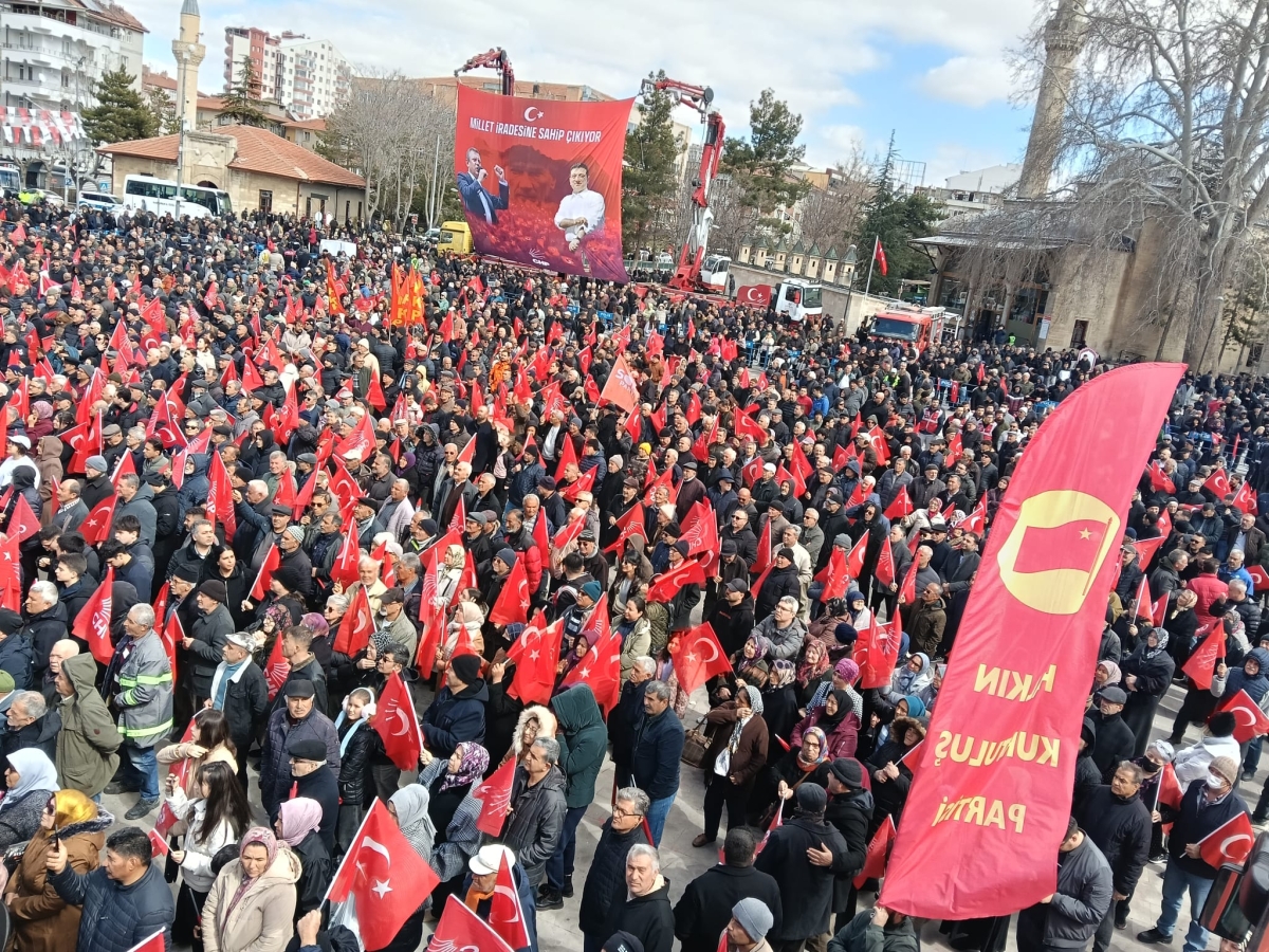 CHP Karaman’da Tarihi Kalabalık: Soğuk Havaya Rağmen Meydan Doldu