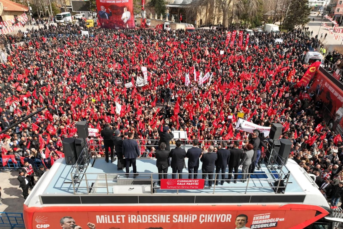 CHP Karaman’da Tarihi Kalabalık: Soğuk Havaya Rağmen Meydan Doldu