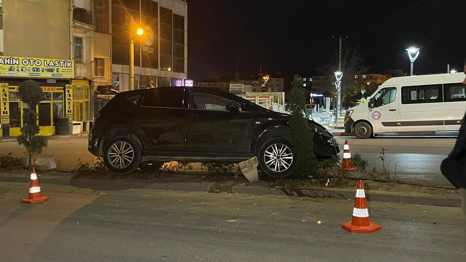 Karaman’da kontrolden çıkan otomobil refüje çıktı