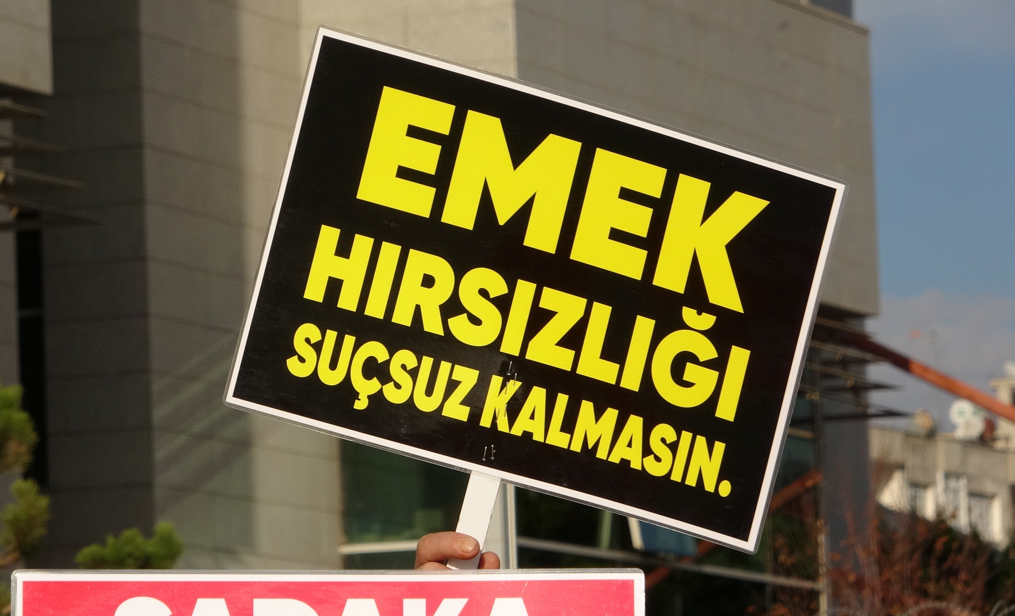 Mersin’de maaşlarını alamayan işçiler, adliye önünde açıklama yaptı