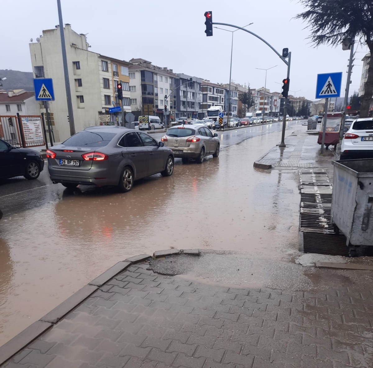 Cadde göle döndü, sürücüler zor anlar yaşadı
